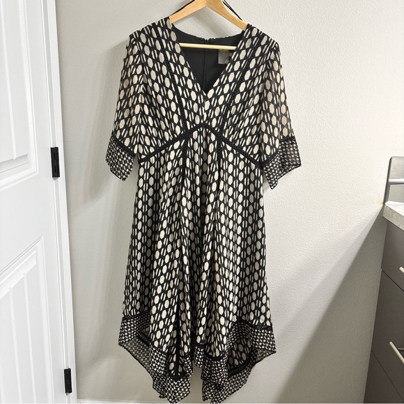 Taylor Midi Dress Women’s Size 10 Black Beige Geometric Empire Waist V-Neck - Picture 1 of 13